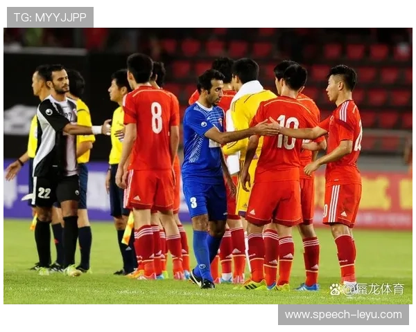 国足迎来关键热身赛 全队备战备受球迷关注 国足迎来关键热身赛 全队备战备受球迷关注