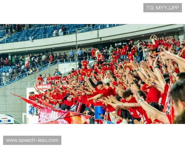 中国足球超级联赛新赛季揭幕战精彩纷呈 各队争夺激烈引发球迷热议